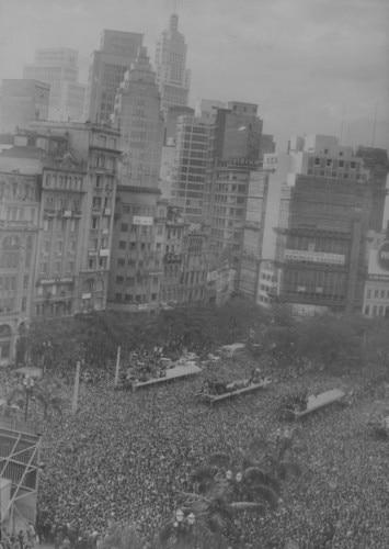 Em 62 a seleção conquistava novamente o mundo, conduzida por Garrincha