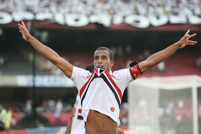 Mesmo com um a menos, São Paulo vence Santos por 3 a 2