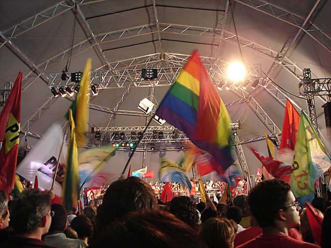 Militantes do PT comemoram a eleição para presidente de Dilma Rousseff, em Brasília. 01/11/2010