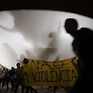 Cidades - Brasília: manifestantes deram um abraço simbólico no Congresso Nacional. Mais cedo, grupos invadiram a rampa de acesso e foram contidos pela PM - Foto: Ed Ferreira/AE