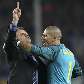 Goleiro Victor Valdes tenta impedir a comemoração do técnico da Inter José Mourinho Goleiro Victor Valdes tenta impedir a comemoração do técnico da Inter José Mourinho