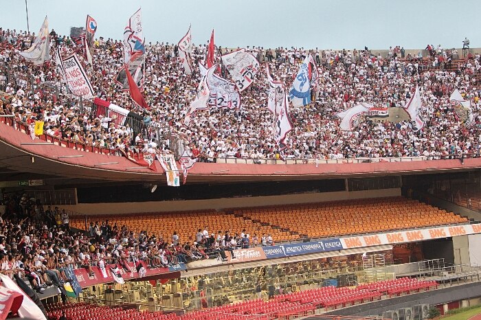 Os torcedores do São Paulo aguardam a apresentação do atacante Luís Fabiano, no Morumbi