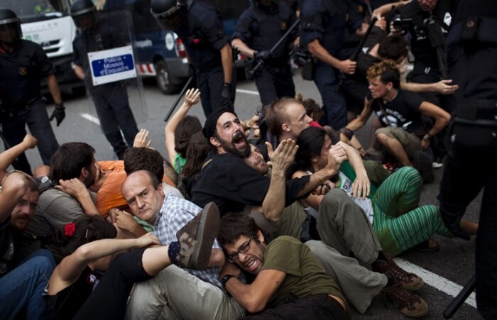 Choques entre manifestantes e polícia fere vários em Barcelona; espanhóis acampam contra desemprego