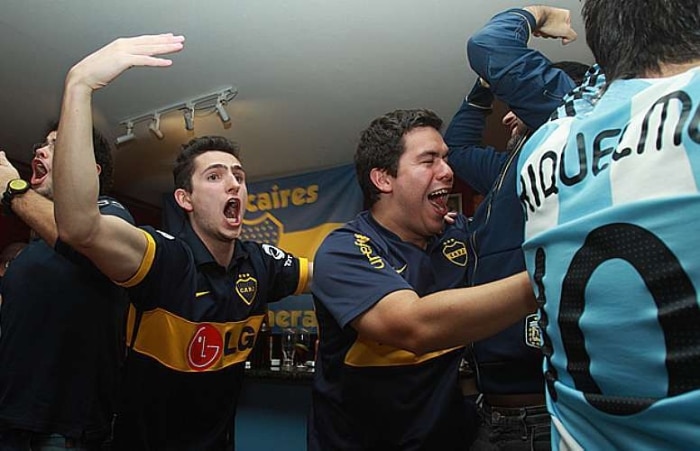 Final da Libertadores reúne argentinos e brasileiros em bar na Mooca