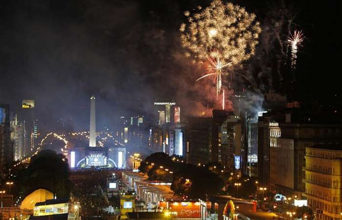 Buenos Aires: fogos artificiais de 25 de maio comemorando a Revolução de 1810 na Argentina