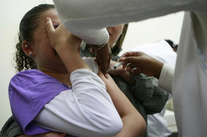 Campanha Nacional de Vacinação contra gripe H1N1 no bairro do Limão, em São Paulo, 10/04