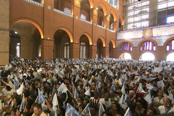 Das quatro missas que serão realizadas ao longo do dia, a mais esperada era a das 10 horas