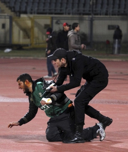 Torcida invade campo no Egito e ao menos 73 pessoas morrem