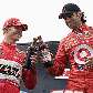 Ryan Briscoe e Dario Franchitti brindam no pódio da Indy do GP de Toronto Ryan Briscoe e Dario Franchitti brindam no pódio da Indy do GP de Toronto