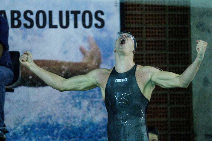 César Cielo vibra com a quebra o recorde dos 50 metros livre, em São Paulo
