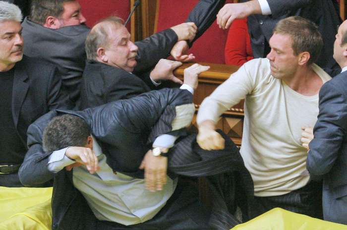 Opositores lançam ovos contra o presidente do parlamento ucraniano, Volodymyr Lytvyn