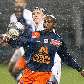 Kim Kallstrom, do Lyon (fundo), disputa a bola com Souleymane Camara, do Montpellier