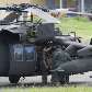 Grupo de militares prepara equipamento no helicóptero da FAB, em Fernando de Noronha