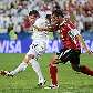 Baré (direita), do Al-Ahli, tenta roubar a bola de Adam McGeorge, do Auckland, em jogo do Mundial