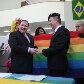 Noivos cobriram a mesa do cartório com uma bandeira colorida, símbolo da causa homossexual