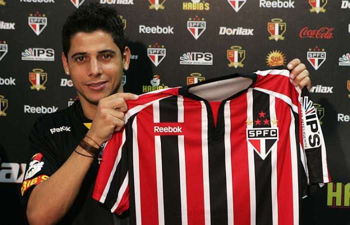 Mesmo depois da reestreia, Cicinho é apresentado no São Paulo