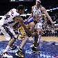 Jordan Farmar, do Lakers, tenta impedir que Devin Harris (esq.) e Josh Boone, do Nets, roubem a bola