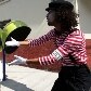 Mímicos ajudam na travessia de pedestre em SP