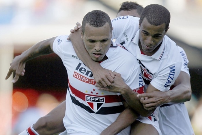 Mesmo com um a menos, São Paulo vence Santos por 3 a 2