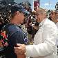 O tenor Placido Domingo cumprimenta o alemão Sebastian Vettel, da Red Bull O tenor Placido Domingo cumprimenta o alemão Sebastian Vettel, da Red Bull