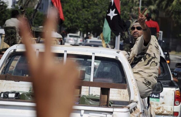 Após conquistar maior parte de Trípoli, rebeldes seguem à cidade natal de Kadafi, Sirte