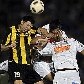 Juan Manuel Oliveira, do Peñarol, disputa a bola com Alex Sandro, do Santos, na ida da final