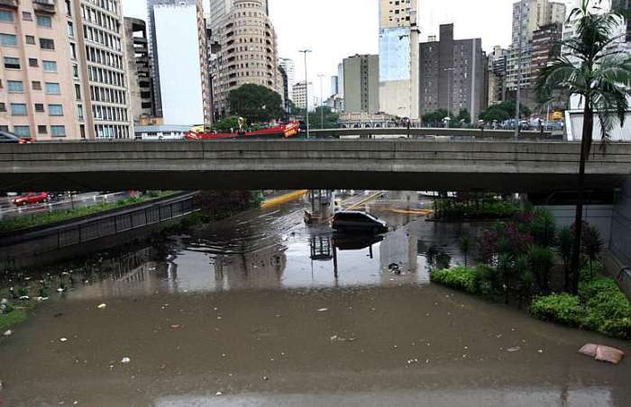 Região da Praça da Bandeira, centro de SP, alagada após chuvas de segunda-feira, 1