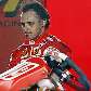 Felipe Massa olha para kart antes de treino na Granja Viana