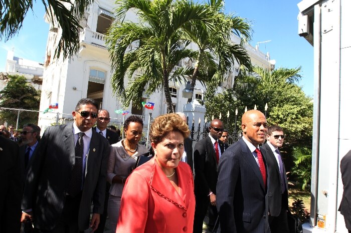 Dilma chega ao Haiti e é recebida com festa