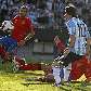 Messi dá um toque na bola para encobrir o goleiro e faz o 1.º gol da Argentina nos 4 a 1 na Espanha Messi dá um toque na bola para encobrir o goleiro e faz o 1.º gol da Argentina nos 4 a 1 na Espanha
