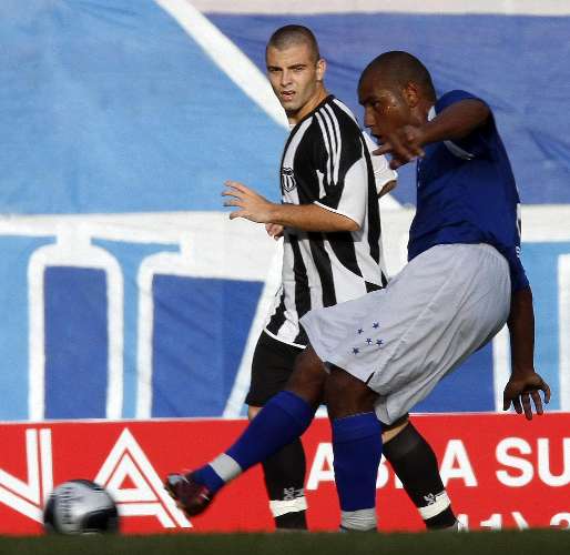 Jonathan, do Cruzeiro, tenta o gol no Mineirão