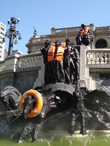 Monumento a Carlos Gomes, na Praça do Theatro Municipal, também houve uma intervenção de Srur