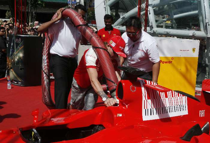 Kimi Raikkonen reabastece uma Ferrari em apresentação em Cingapura