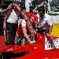 Kimi Raikkonen reabastece uma Ferrari em apresentação em Cingapura