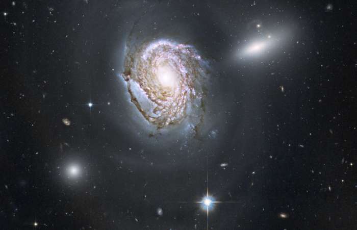 Hubble capta imagem a 320 milhões de anos luz; espiral está localizada na galáxia Coma Cluster