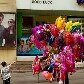 Criança chama a atenção de sua mãe para os balões, no centro de Chongqing, China