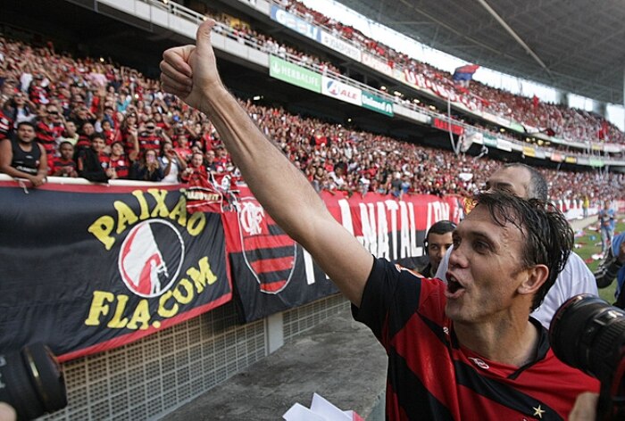 Após o término do jogo, Pet dá volta olímpica para saudar torcida e, sua despedida