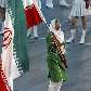 A atleta Homa Hosseini carrega a bandeira do Irã A atleta Homa Hosseini carrega a bandeira do Irã