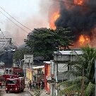 Cidades - Fogo atingiu postes de eletricidade e uma escola próxima, diz subsecretário da Defesa Civil do Rio - Foto: Fábio Motta/AE