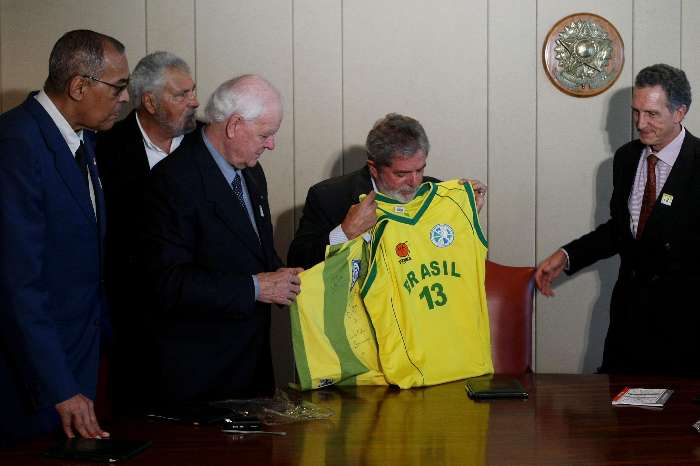 Lula recebe camisa dos campeões mundiais de basquete de 1959