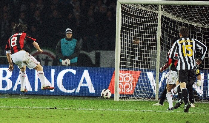 Gattuso marca o gol da vitória do Milan sobre a Juventus