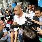 Adriano é assediado pela imprensa na chegada à Itália, onde vai jogar pela Roma Adriano é assediado pela imprensa na chegada à Itália, onde vai jogar pela Roma