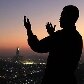 Pelegrino muçulmano reza no topo da montanha Noor, ao redor da periferia da Meca, na Arábia Saudita Pelegrino muçulmano reza no topo da montanha Noor, ao redor da periferia da Meca, na Arábia Saudita