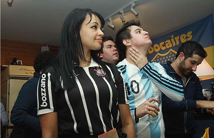 Final da Libertadores reúne argentinos e brasileiros em bar na Mooca