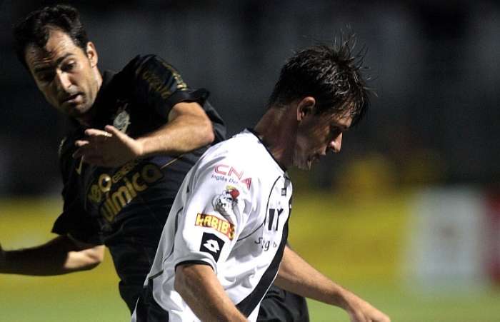 Danilo sofre com a marcação da Ponte em Campinas. Corinthians perdeu por 2 a 1 pela sexta rodada