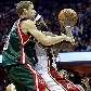 Luke Ridnour, do Bucks, salta e tenta evitar a cesta de LeBron James, do Cavaliers