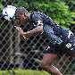 Hugo, meio-campo do São Paulo, cabeceia a bola em treino