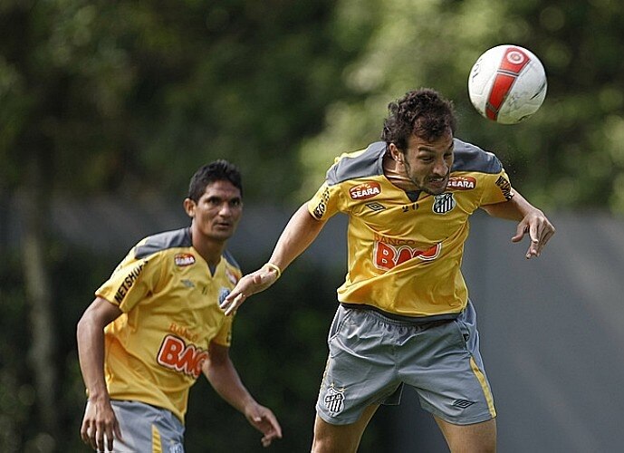Neymar brinca no gol e titulares retornam no treino do Santos