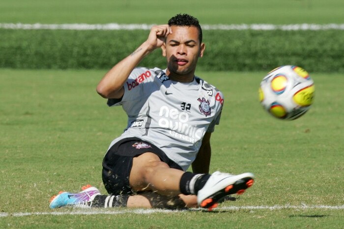 Dentinho chuta a bola mesmo sentado, durante treino do Corinthians no CT do Parque Ecológico