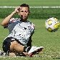 Dentinho chuta a bola mesmo sentado, durante treino do Corinthians no CT do Parque Ecológico Dentinho chuta a bola mesmo sentado, durante treino do Corinthians no CT do Parque Ecológico